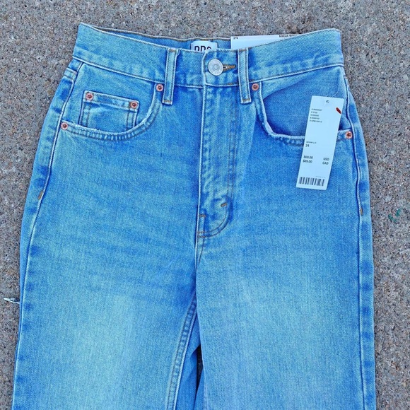 NWT Urban Outfitters High Rise Baggy Light Wash Distressed Butt Ripped Jeans - Picture 3 of 4